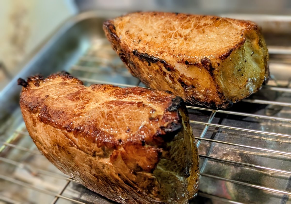 ike_mesi's tweet photo. 『シャリアピンローストポーク丼』
肉は数時間漬け、低温調理し、一晩寝かせて味を馴染ませた後、焼いています！
飽きがこないよう米に梅とハチミツを混ぜ、ソースは玉葱と調味料で煮込んであります！

#おうちごはん #グルメ #レシピ
#飯テロ #シャリアピン #低温調理
#料理好きな人と繋がりたい #丼 https://t.co/OiWotH8vSc