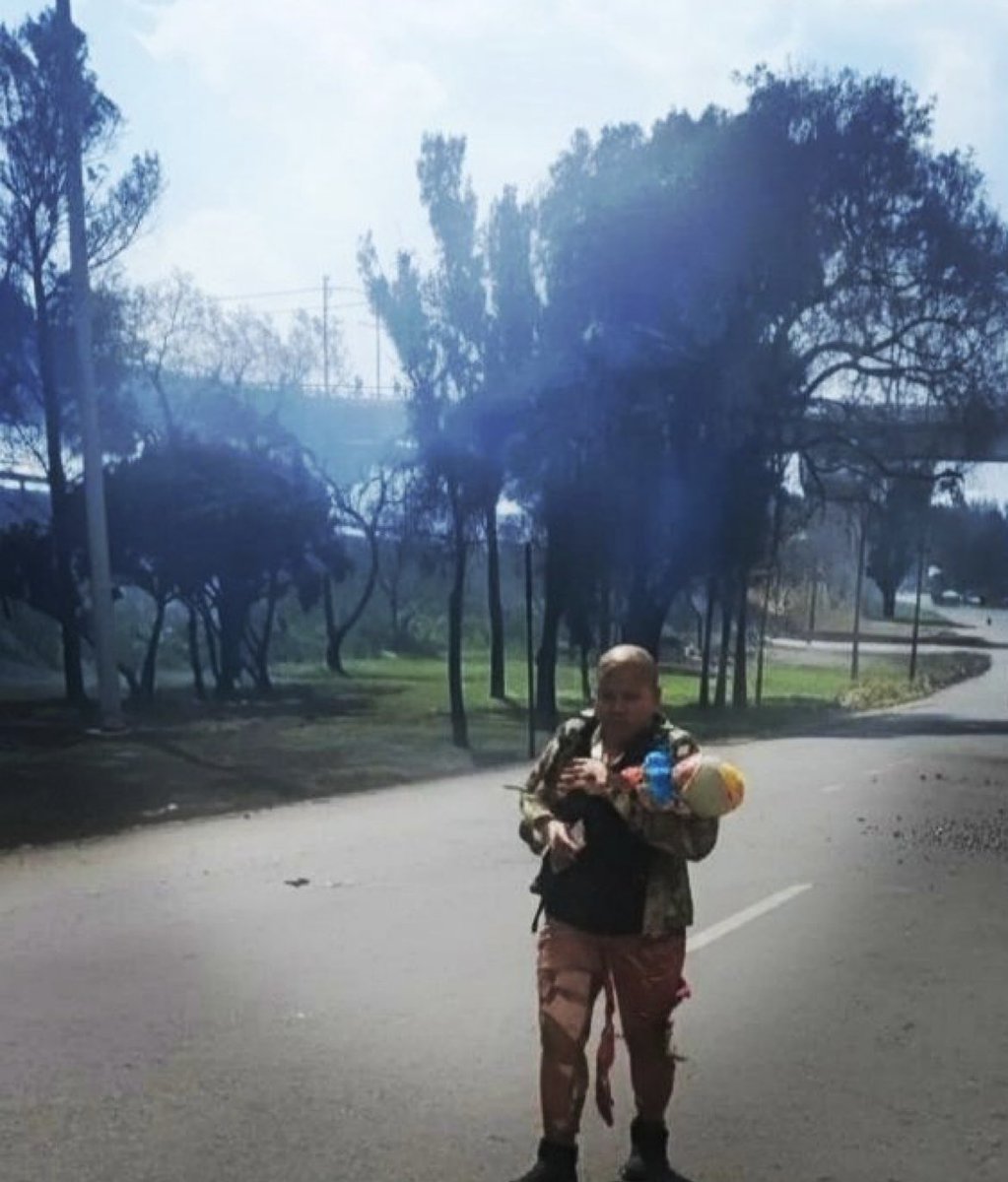 AxelVegaNavarre's tweet photo. En este pinche país nadie está exento de morir por una pendejada. Hoy una pipa explotó en Iztapalapa. Personas con quemaduras graves, hospitalizadas, secuelas para toda la vida… ¿por qué? Por corrupción? por negligencia?  Qué importa? La vida en México no vale nada 
#explosion https://t.co/52x9DvI7ts