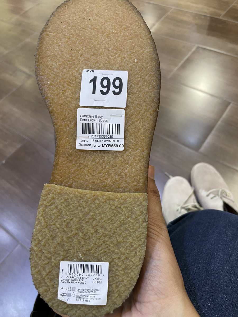 twt_bajet's tweet photo. Shopping dengan wife dekat Mitsui KLIA. Ada sales semua kasut Clarks bawah RM199. Kalau sangsi boleh compare dengan online price.

Very good price. Saya beli chelsea boot suede. Tanya promoter sampai bila sales, katanya sehingga hujung bulan Sept. https://t.co/Ny9ujXBbuD
