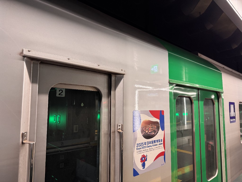 特に決まった予定も無いので、買い物したりして夢洲へ。
実物見るとこの前面デザインはインパクトあるな。でも、ドア上の水切りがチープな感じ。