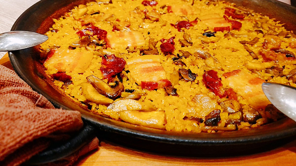 家族でパエリアを食べにきました
とても美味しいです