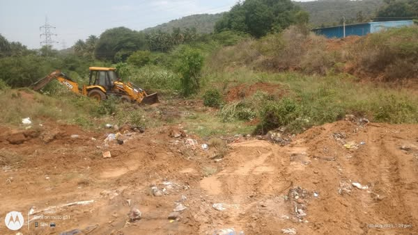 வாத்தியாருக்குப் பயந்து பிட்டு பேப்பரை மறைக்குற மாதிரி உயர்நீதிமன்ற நீதிபதியின் வருகையை முன்னிட்டு பல ஆண்டுகளாக தாங்கள் குப்பை கொட்டி வந்த வனப்பகுதியில் அமைந்த கால்வாயை அவசர அவசரமாக குப்பையோடு சேர்த்து மண்ணால் மூடியிருக்கின்றனர் கோவை நஞ்சுண்டபுரம் பஞ்சாயத்து நிர்வாகத்தினர்.