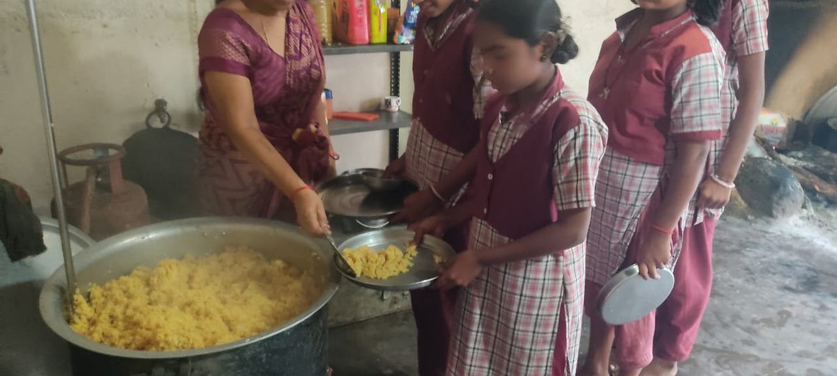 pulsenewsbreak's tweet image. ఆదిలాబాద్ జిల్లాలో విద్యార్థుల‌కు పురుగుల అన్నం

నార్నూర్ మండ‌లం కేజీబీవీ స్కూల్‌లో వెలుగు చూసిన ఘ‌ట‌న‌

ఆందోళ‌న‌కు దిగిన విద్యార్థులు

తర‌చూ అనారోగ్యం పాల‌వుతున్నామ‌ని చెబుతున్న విద్యార్థులు

#Adilabad #InsectsInFood #Telangana