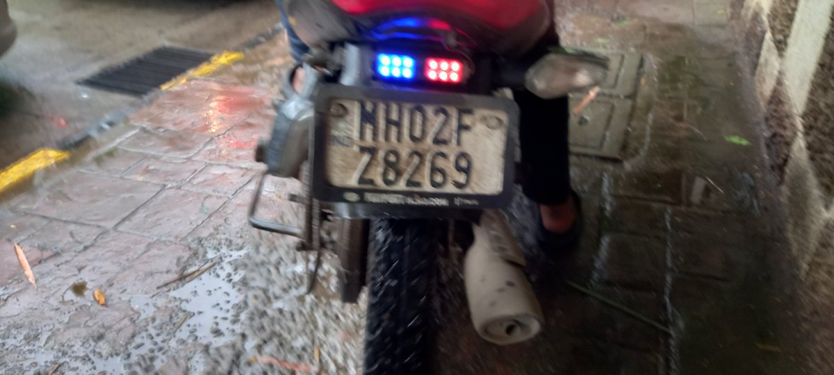 TulshanGautam's tweet image. Mumbai roads have become impossible to navigate. All thanks to #quickcom #Blinkit #zepto #yulu #zomatocare #swiggy. How does the #indianlaw allow #nonregistered #evbikes to ride. @nitin_gadkari how is anyone supposed to catch them breaking all the rules in the book? #MumbaiPolice