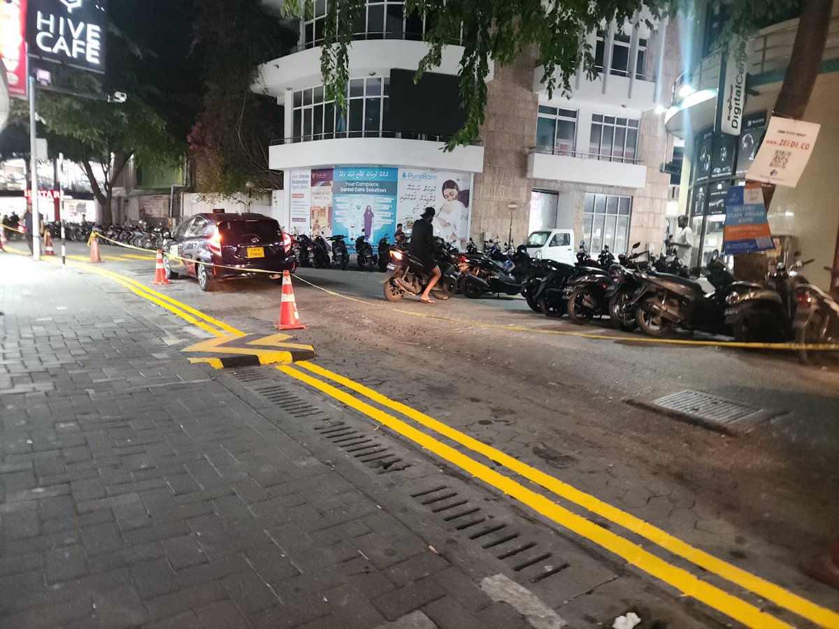 ޓްރެފިކް  ކޮންޓްރޯލްކުރަން  ފުލުހުން  ކޯނު  ބަހައްޓާ  ،  ޓޭޕްދަމާ  ،  މގުމަތީގަ  ރޮނގުދަމާ  އެބަހަދާ،
  މިއުޅެނީ  މާލޭގަ  މަގުތަކުގަ  ޖާގަ  ނެތިގެން  އެކަމަކު  މިއަދުވެސް  ވެހިކަލެއް  ރަޖިސްޓްރީ  ކުރަންމިނިސްޓްރީއަށް  ހުށަހަޅާއިރަށް  ރަޖިސްޓްރީ  އެބަކުރޭ؟

ސިޓީ  ކައުނސިލާ
