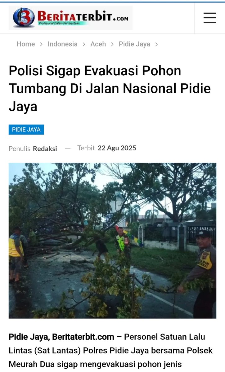 Personel Satuan Lalu Lintas (Sat Lantas) Polres Pidie Jaya bersama Polsek Meurah Dua sigap mengevakuasi pohon tumbang di Jalan Nasional Pidie Jaya. Prioritas Melakukan Evakuasi #SiagaHadapiBencana