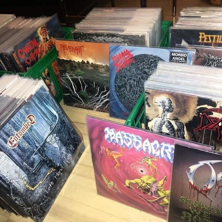 EaracheRecords's tweet image. Not sure who's  collection  this is. But its so glorious!

#Massacre #entombed #earacherecords