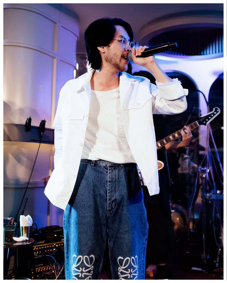 iamnan's tweet photo. คือตามใจคนดูสุด ๆ อิศบอกเปลี่ยนเซ็ทลิสท์ตัวเอง แล้วร้องเพลงตามที่คนขอ แม้จะต้องเปิดเนื้อเพลงที่มือถือก็สู้ 555555 #tomisara https://t.co/QK7bms4dVQ