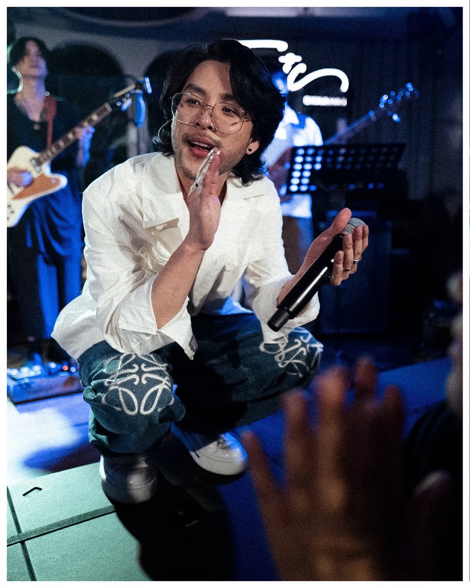 iamnan's tweet photo. คือตามใจคนดูสุด ๆ อิศบอกเปลี่ยนเซ็ทลิสท์ตัวเอง แล้วร้องเพลงตามที่คนขอ แม้จะต้องเปิดเนื้อเพลงที่มือถือก็สู้ 555555 #tomisara https://t.co/QK7bms4dVQ