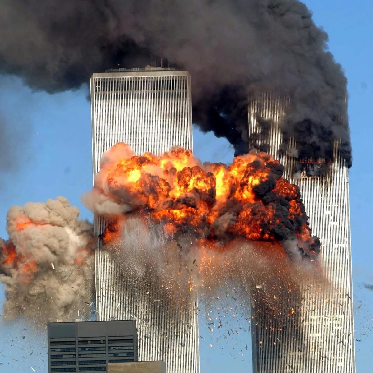 "Mia moglie morì durante l'attentato
dell'#11settembre2001.
Ricordo che quando tornai a casa
buttai tutto ciò che le apparteneva e che mi faceva pensare a lei.
L'unica cosa che decisi di tenere fu una palla gonfiabile da spiaggia, perchè lì dentro c'era ancora il suo respiro."