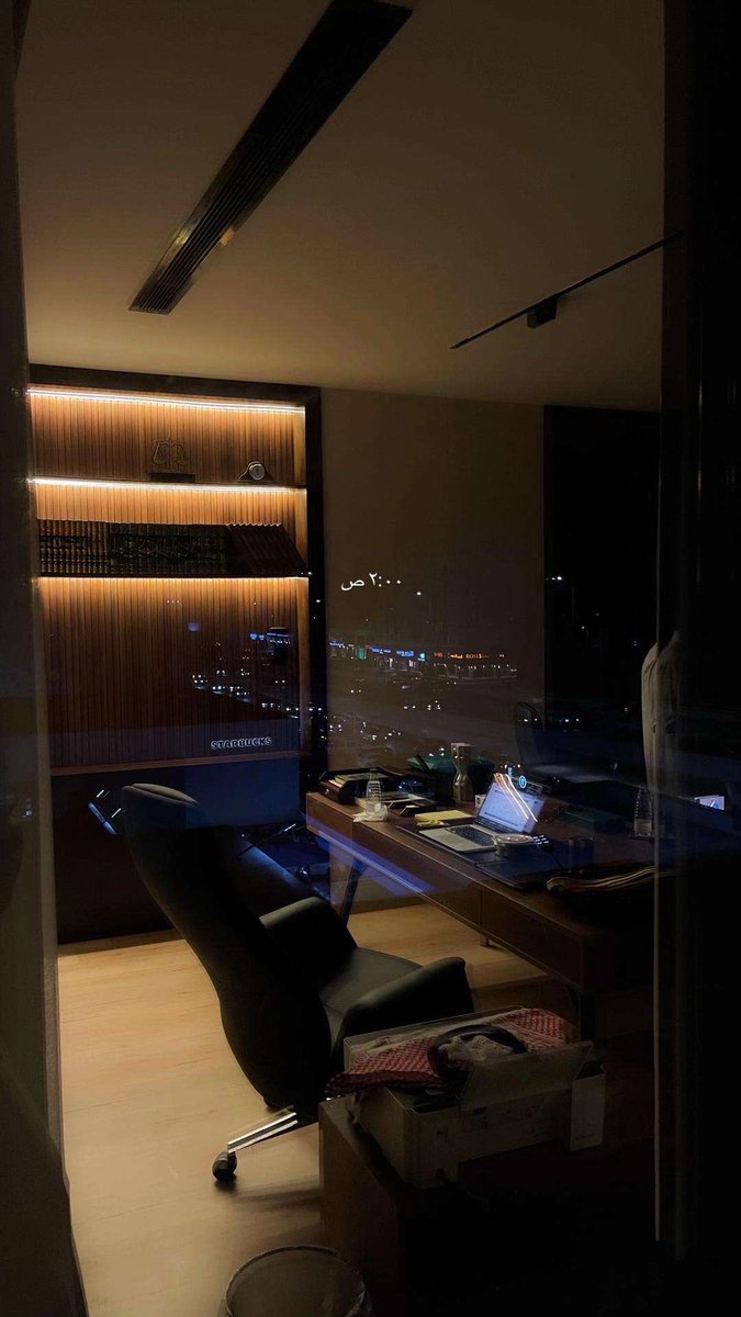 احمل طموحاتي على كف الاحلام 
وأقابل الدنيا بصبر وشراسه