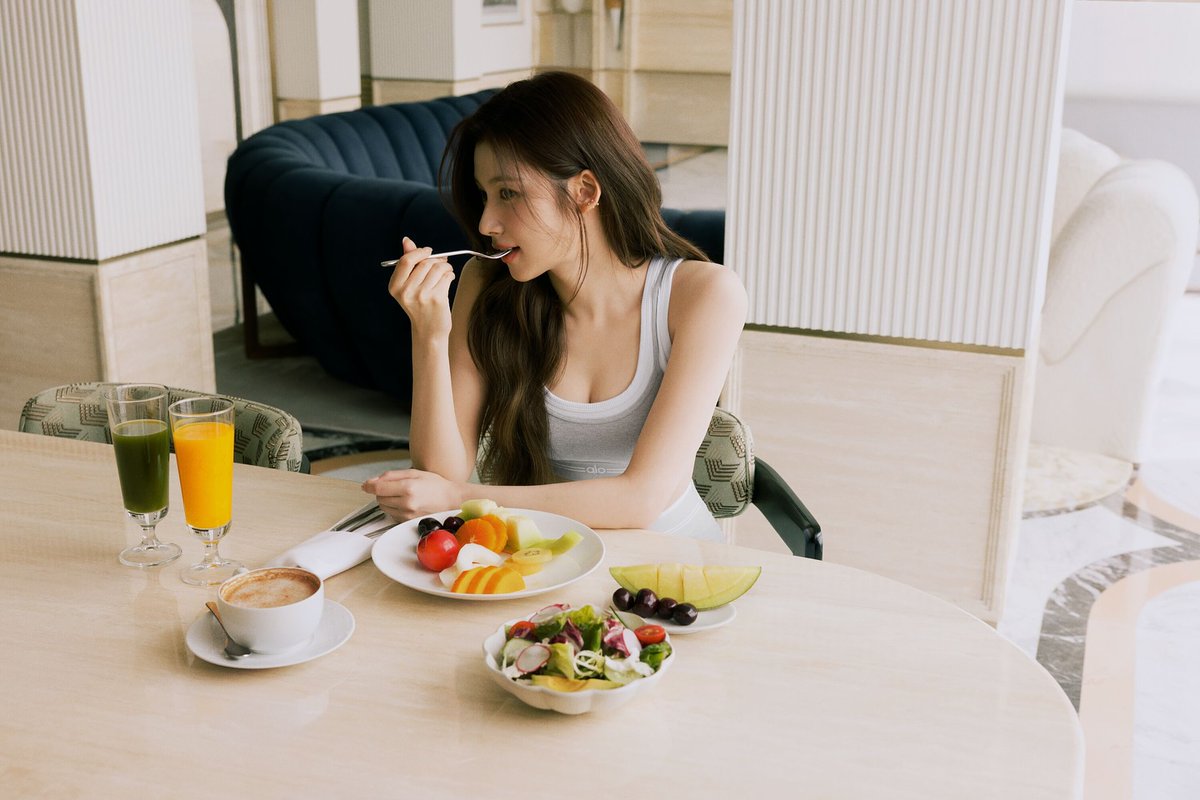 SubjectKpop's tweet image. Sana's Instagram update

Find me at the @/alo Wellness Club. 👟🩶

#TWICE #트와이스 @JYPETWICE