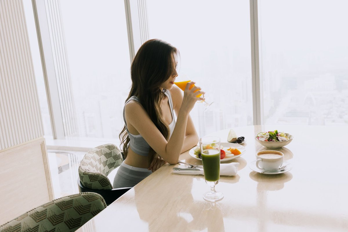 SubjectKpop's tweet image. Sana's Instagram update

Find me at the @/alo Wellness Club. 👟🩶

#TWICE #트와이스 @JYPETWICE