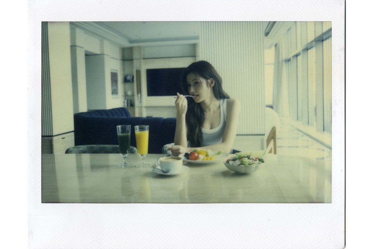 SubjectKpop's tweet image. Sana's Instagram update

Find me at the @/alo Wellness Club. 👟🩶

#TWICE #트와이스 @JYPETWICE