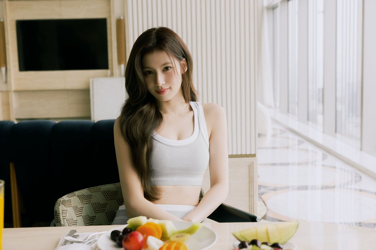 SubjectKpop's tweet image. Sana's Instagram update

Find me at the @/alo Wellness Club. 👟🩶

#TWICE #트와이스 @JYPETWICE