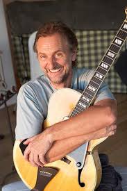RockOthers's tweet photo. #AlmanaccoRock #JohnPorter by @boomerhill1968
L’11 settembre del 1947 nasce a Leeds John Porter, musicista e soprattutto produttore inglese. Da giovane conosce Brian Ferry che lo assolda per suonare il basso in For Your Pleasure disco del 1973 dei Roxy Music. Negli anni successivi Porter produrrà molti degli albumo sia dei Roxy Music che di Brian Ferry.