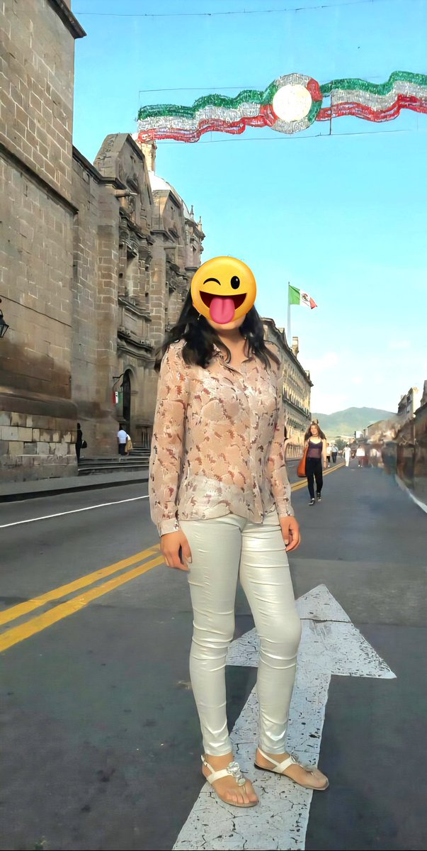 #anonimo Hola puedes preguntar que opinan de mi linda esposa, que le gusta tomar el sol y exhibirse en la playa en topples? De favor anónimo pero leeremos comentarios 😜🔥
¿Que les parece?