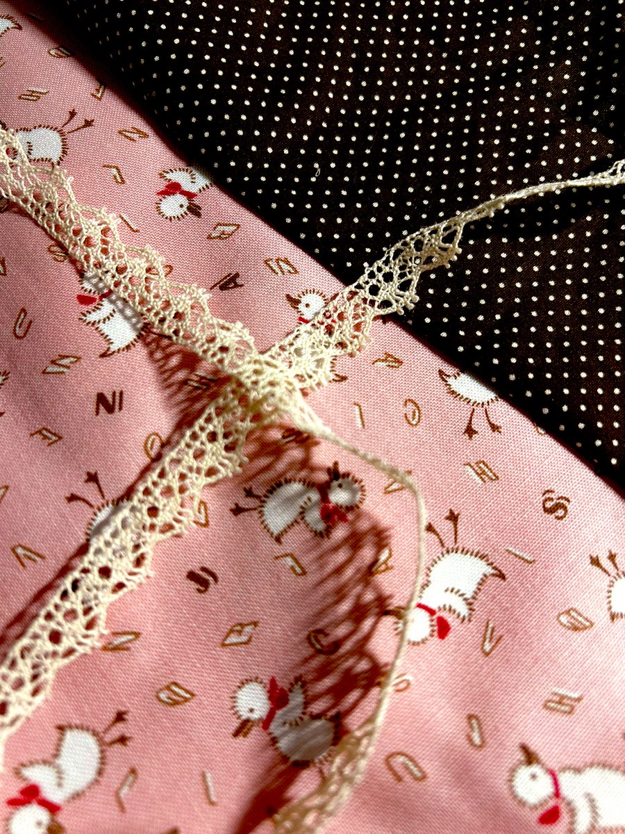 11月のドルパには久しぶりにミニっ子ドレスを持っていくつもりです。生成りと淡いブルー、そしてピンクとチョコの組み合わせです🩵🤎　Dear SDもなんとか着用できます☺️