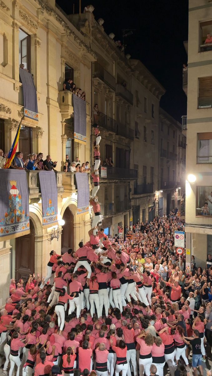 IsiIsidre's tweet photo. Ahir @collavella varem realitzar la millor actuació que s'ha fet mai per la vigília de la Diada Nacional a Valls!!! 5d9f,4d9fp,3d9f i pd8fm!!! Brutal 💪💪💪💪
#seguimsumant #castells
39è 4d9fp descarregat!!!
38è 5d9f descarregat!!!
De la nostra història 🔝
📸 #CollaVella https://t.co/lCbPWXoHZk