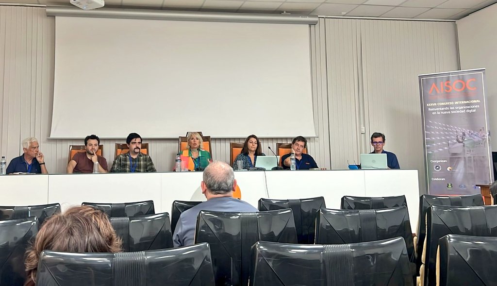 Momento de la juramentación de la nueva directiva de la Asociación Iberoamericana de Investigación en Sociología de las Organizaciones y Comunicación <a href="/AISOC_/">AISOC</a>, presidida por la Dra. Leticia PortoPedrosa (<a href="/lportopedrosa/">Leticia Porto Pedrosa</a>).#AISOCMálaga2025, celebrado en <a href="/economicasUMA/">Económicas Málaga</a> de la <a href="/InfoUMA/">Universidad de Málaga</a>.