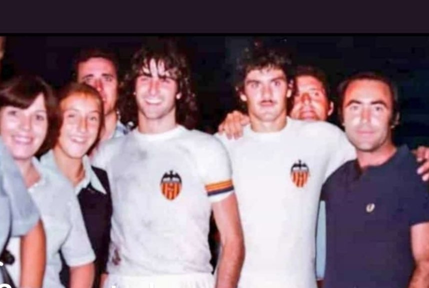 No puedo entender,que el mejor jugador que ha tenido el valencia a lo largo de su Historia,no estè Representando al valencia cf....La Historia no está siendo justa con Mario Alberto Kempes .El valencianismo se lo está perdiendo...