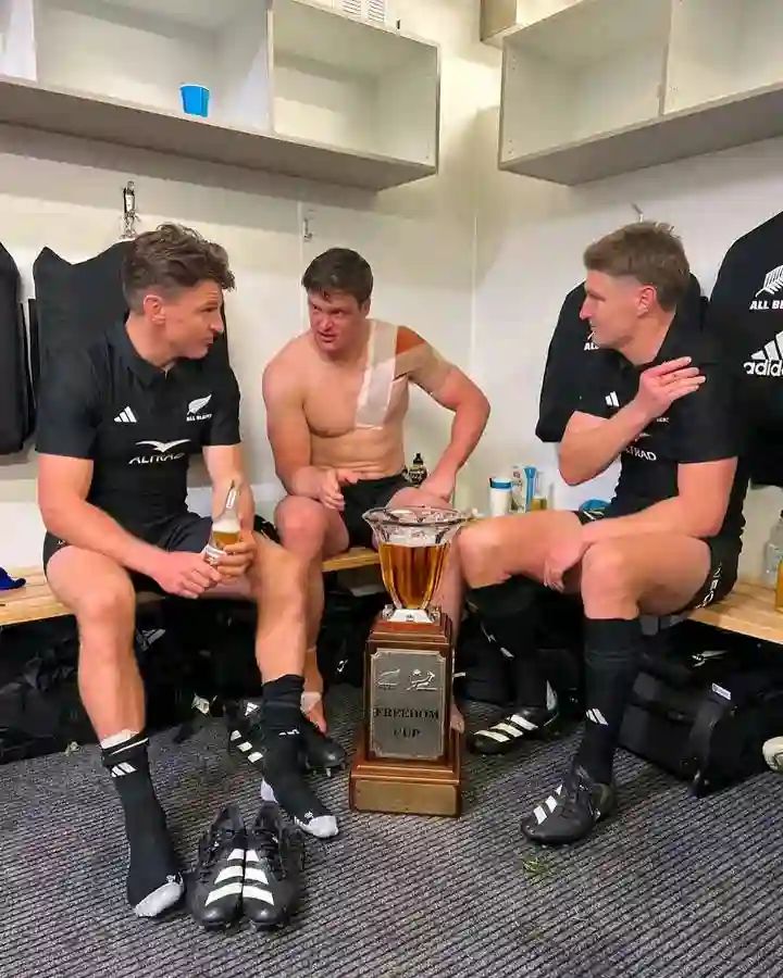 The Barrett brothers will bring up a combined 300 Test matches for their family when they take the field this Sat against SA.

The Barretts now have 78 Test tries between them (just ahead of Ardie and Julian Savea with 76). 

#RugbyChampionship I #nzrugby I #AllBlacks I #NZLvRSA