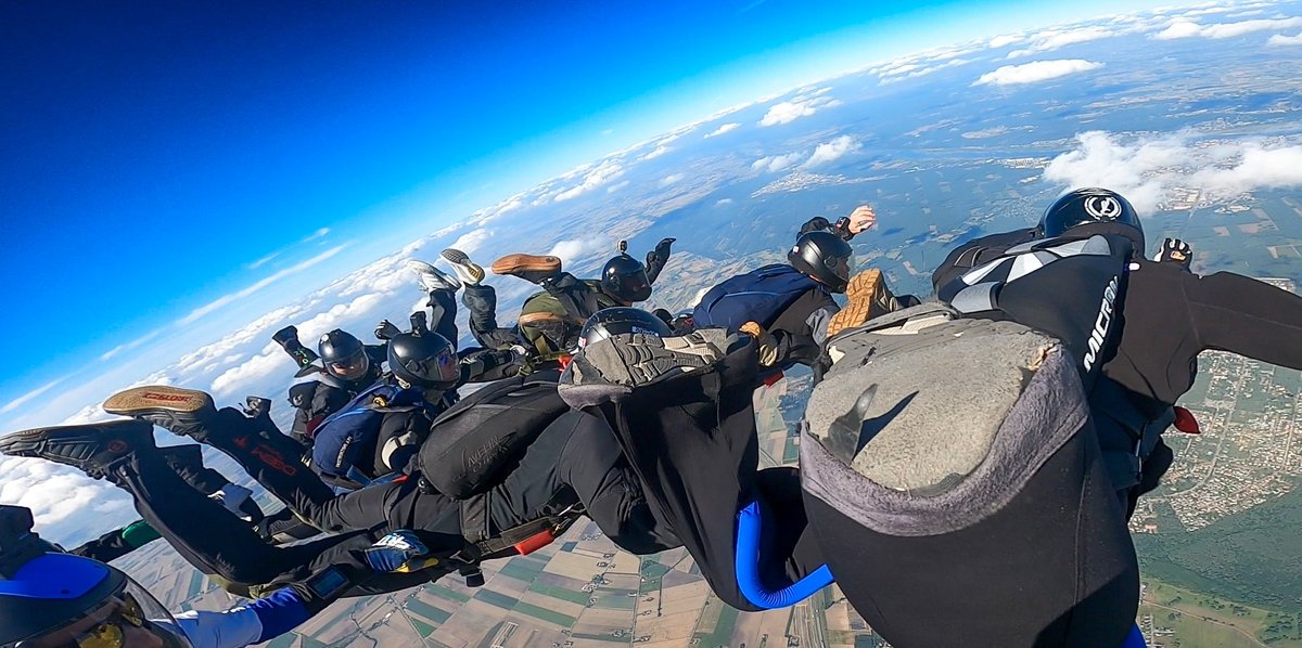 25BKPow's tweet image. Ośrodek Szkolenia Aeromobilno – Spadochronwego przeprowadził praktyczną część szkolenia na spadochrony desantowe grupy C.💪🪂 #25BKPow x #OSAS 

@MON_GOV_PL @DGeneralneRSZ @SztabGenWP @Polska_Zbrojna