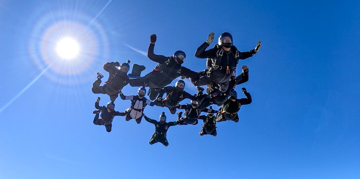 25BKPow's tweet image. Ośrodek Szkolenia Aeromobilno – Spadochronwego przeprowadził praktyczną część szkolenia na spadochrony desantowe grupy C.💪🪂 #25BKPow x #OSAS 

@MON_GOV_PL @DGeneralneRSZ @SztabGenWP @Polska_Zbrojna