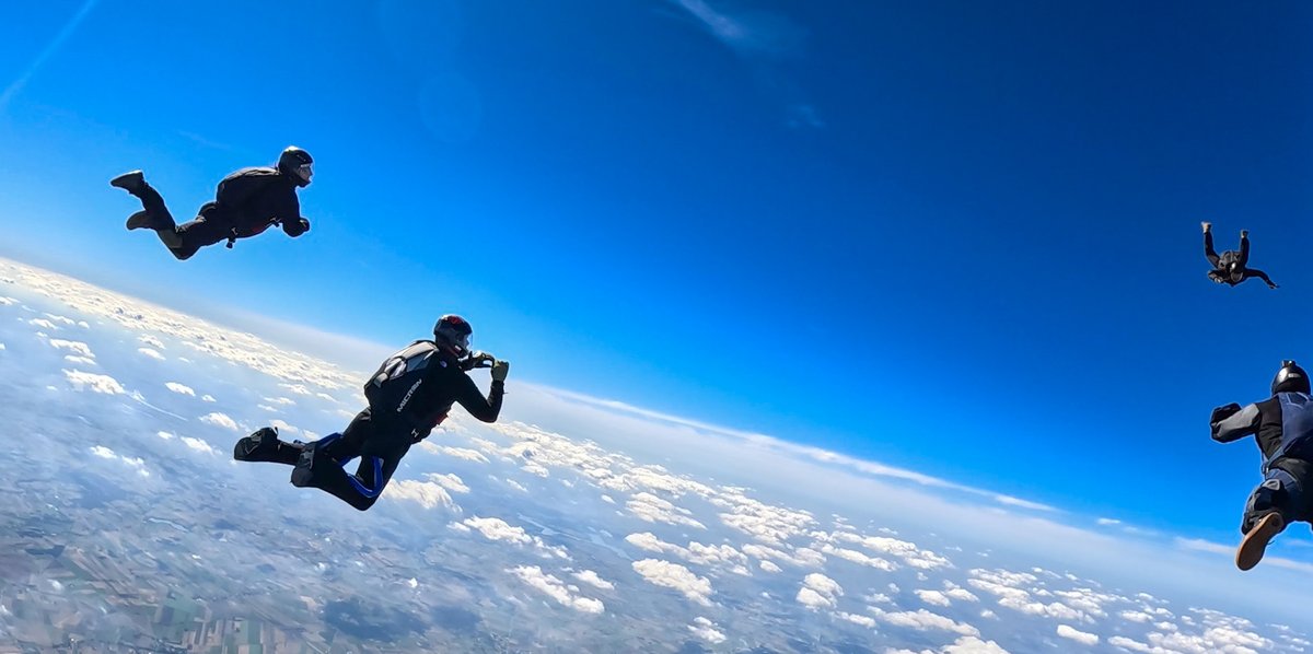 25BKPow's tweet image. Ośrodek Szkolenia Aeromobilno – Spadochronwego przeprowadził praktyczną część szkolenia na spadochrony desantowe grupy C.💪🪂 #25BKPow x #OSAS 

@MON_GOV_PL @DGeneralneRSZ @SztabGenWP @Polska_Zbrojna