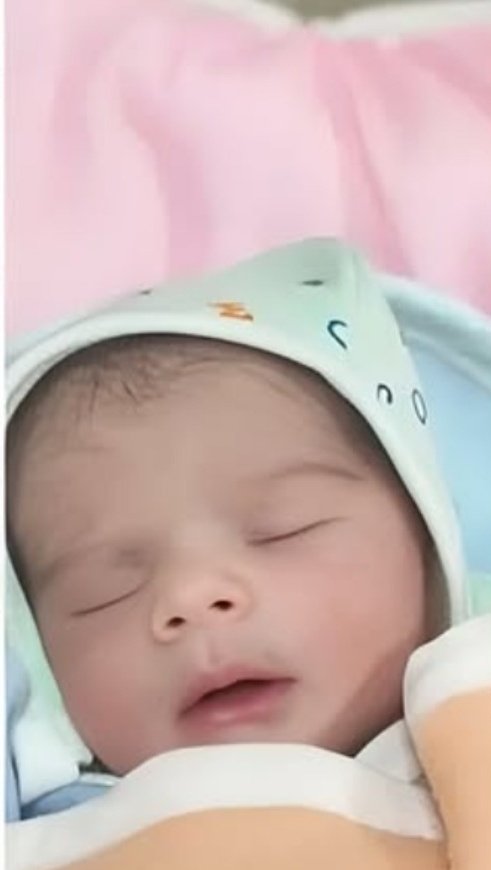 yadv_sumit's tweet photo. मशहूर भोजपुरी गायिका देवी बिना शादी किये भी मां बन गई हैं। उन्होंने ऋषिकेश के एम्स में एक बच्चे को जन्म दिया है,
देवी ने आधुनिक चिकित्सा पद्धति की मदद से सिंगल मदर बनने का फैसला लिया,
एम्स प्रशासन के अनुसार उन्होंने जर्मनी में स्पर्म बैंक पद्धति से गर्भधारण किया था।
#singerDevi https://t.co/8TbzHtFBzO