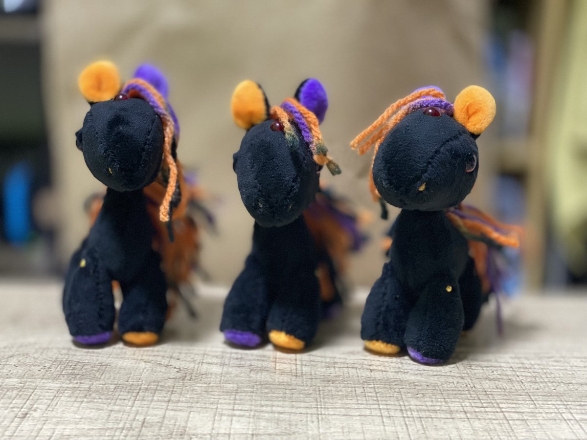 mamecube002's tweet photo. うまのぬいぐるみコミッション🐴🦄

ベース価格¥7,000-(毛糸のたてがみ、しっぽ込)
模様ペイント1箇所¥500-
パーツ追加小¥500-
パーツ追加大¥1,000-
キャラデザから制作 ベース+¥2,000-
※制作完了時にご入金頂く形となります。
ご希望の方はこちらにリプライをどうぞ！
#コミッション #まめのや https://t.co/eFc176XJkJ