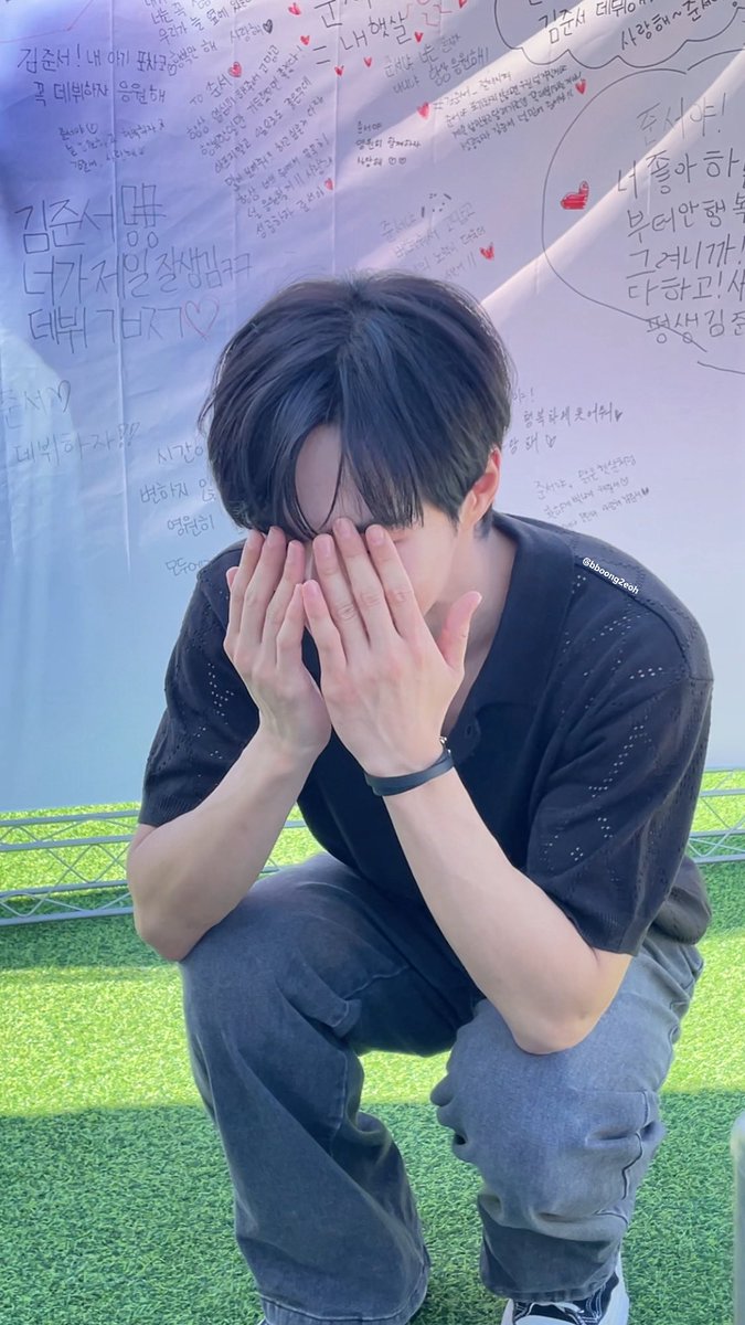 김준서 귀여운 점…
자기가 가까이 와놓고 부끄럽다고 다시 뒤로감
아직 아기인거야…..///
#김준서