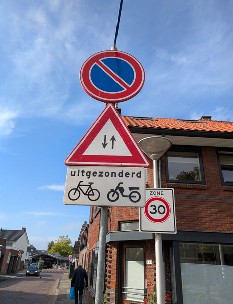 Let op tegenliggend verkeer, behalve fietsers? (Hoek van Zuylen / van Hogendorpstr)