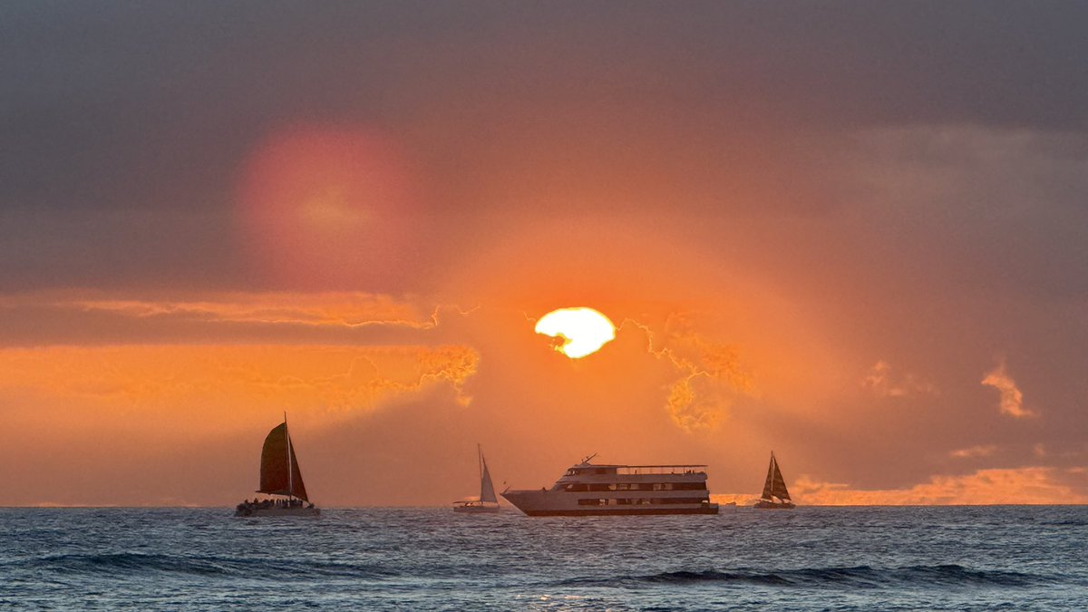 hawaii_isla808's tweet photo. Sunset from Waikiki in Oahu, Hawaii βοΈπΈβ€οΈ #oahu #hawaii #waikiki #sunsethawaii https://t.co/RwnzWw9Nzk