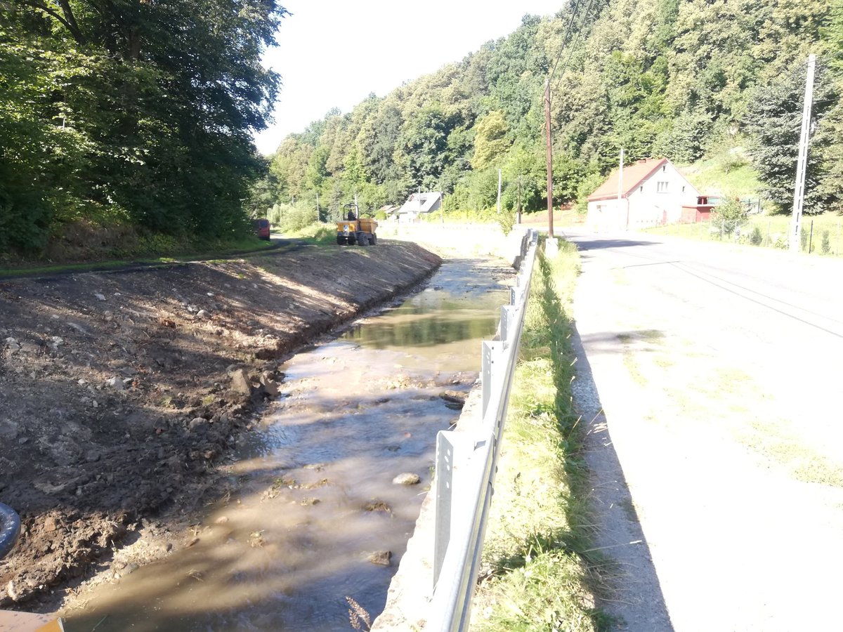 💪 Prace na rzece Mora w toku!

✅ Do tej pory oczyszczono z roślinności i udrożniono odcinek o długości 14 300 mb 
✅ Prace dotarły do miejscowości Sławniowice, gdzie rozpoczęto umacnianie skarp rzeki.  

#StopPowodzi 🌊