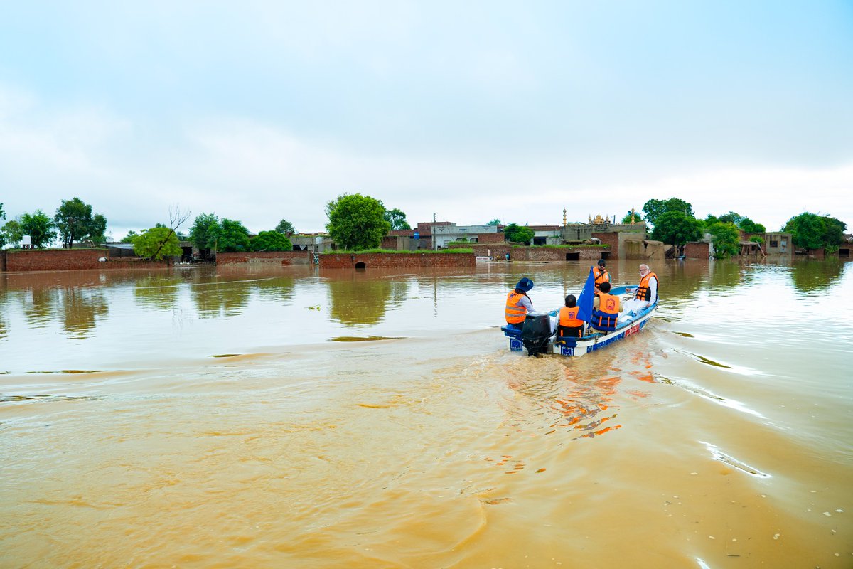 ___javeria_1's tweet photo. Alkhidmat volunteers are a true symbol of service and humanity in times of crisis.
#AlkhidmatFloodsResponse 
Alkhidmat Foundation 
 Donate now: https://t.co/nYFVegsuQ8 https://t.co/BH76N49WCK