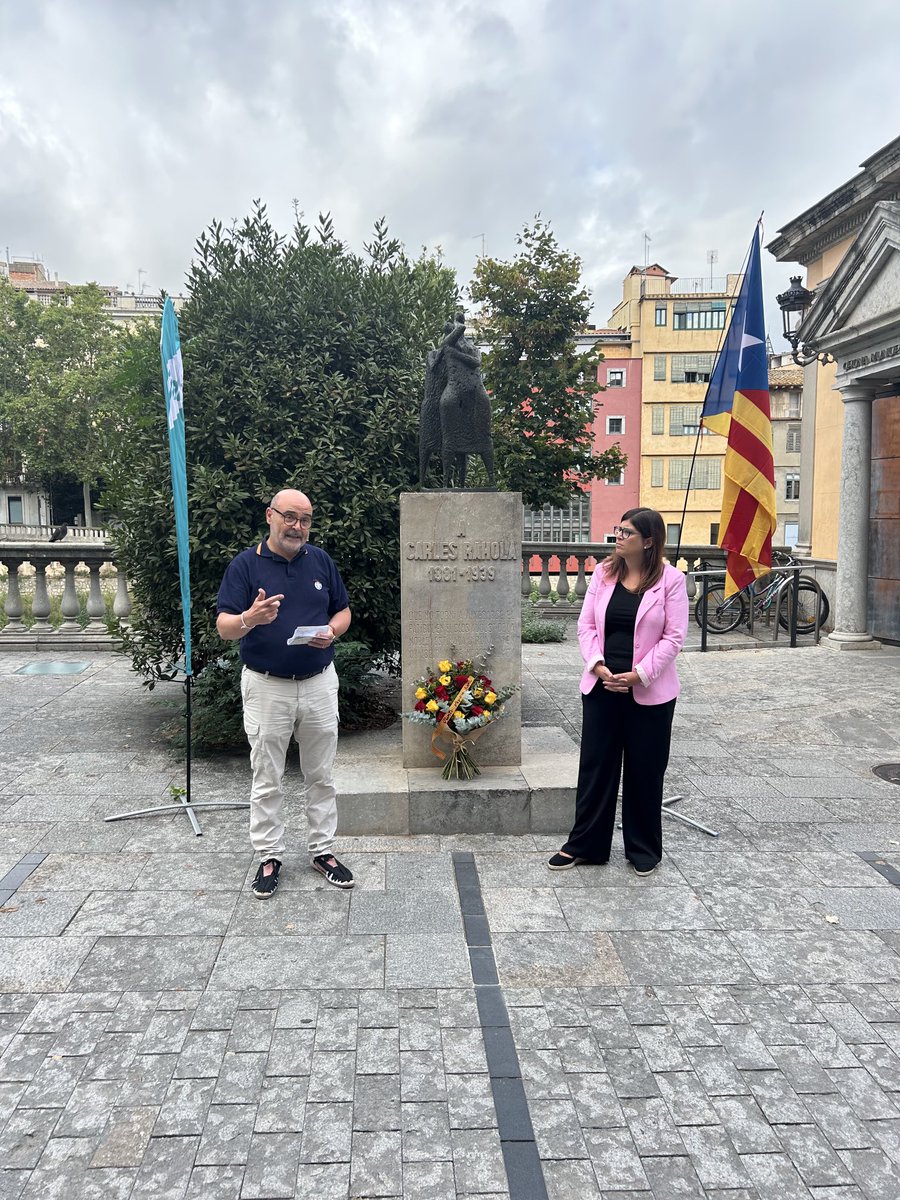 A l’acte de ⁦<a href="/jxcatGirona/">Junts per Girona</a>⁩ d’ofrena a C. Rahola, amb ⁦<a href="/GemmaGeis/">Gemma Geis i Carreras 🎗</a>⁩ vicealcaldessa i ⁦<a href="/peresalo68/">Pere Sa🎗ó 🇪🇺 🇺🇦 #amnistia</a>⁩ president local, reivindicant la diada com a referent i esperança en moments complicats. I fe en el futur, sobretot!!! ⁦<a href="/JuntsxCatMadrid/">Junts per Catalunya Congrés i Senat</a>⁩ ⁦<a href="/JuntsGirona/">Junts per Catalunya Girona-Vegueria 🎗</a>⁩