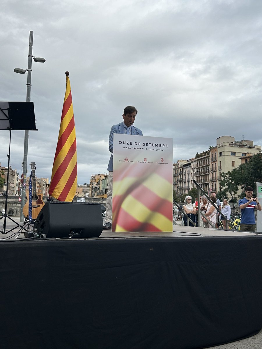 A l’acte institucional de Girona amb l’alcalde d’⁦<a href="/AjuntAlzira/">Ajuntament Alzira</a>⁩ convidat per ⁦<a href="/Girona_Cat/">Ajuntament de Girona</a>⁩ per reivindicar els llaços de solidaritat i amistat que ens uneixen als territoris que compartim llengua. Molt bona iniciativa!!!