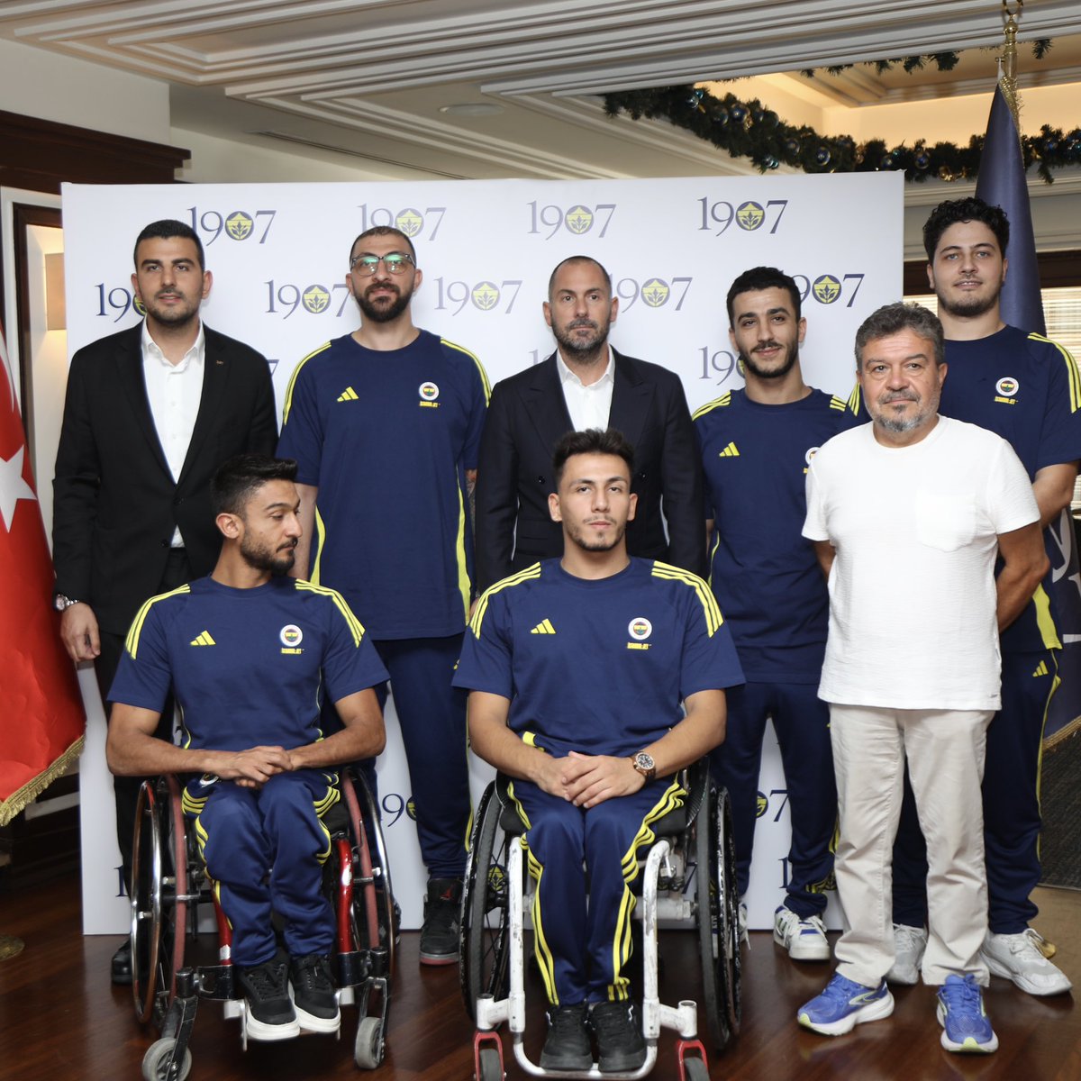 fenerbahcetksb's tweet photo. Fenerbahçe İstanbul Jet Tekerlekli Sandalye Basketbol Takımımız, Ahmet Efetürk, MohammadHassan Sayarı, Baran Oğuz, Ahmet Sarıdağ ve Mücahit Günaydın ile resmi imzaları attı. 💛💙

Kadromuza yeni katılan ve aramıza geri dönen oyuncularımızla yeni sezonda da sahada hep birlikte, tek yürek! 💪