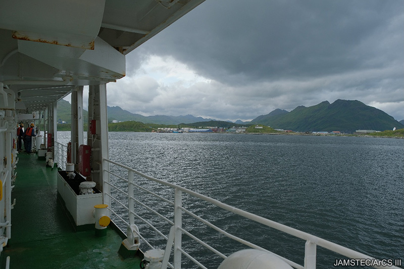 JAMSTEC_PR's tweet image. 🧊北極海からのメッセージ　#みらい北極航海2025 #みらいtheFINAL #ArCS_III
2025年8月31日
北極海に向けてダッチハーバーを出港しました。「みらい」でダッチハーバーを出発するのは、これが最後でしょうか（？）…