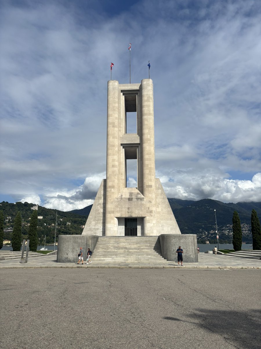 Oggi giro “razionalista” a Como. Ecco il monumento ai caduti più bello del mondo (1930-33): disegnato da Sant’Elia, scelto da Marinetti, riadattato da Terragni. Sulla facciata a lago è scolpita la frase “STANOTTE SI DORME A TRIESTE O IN PARADISO CON GLI EROI”, 10 ottobre 1916