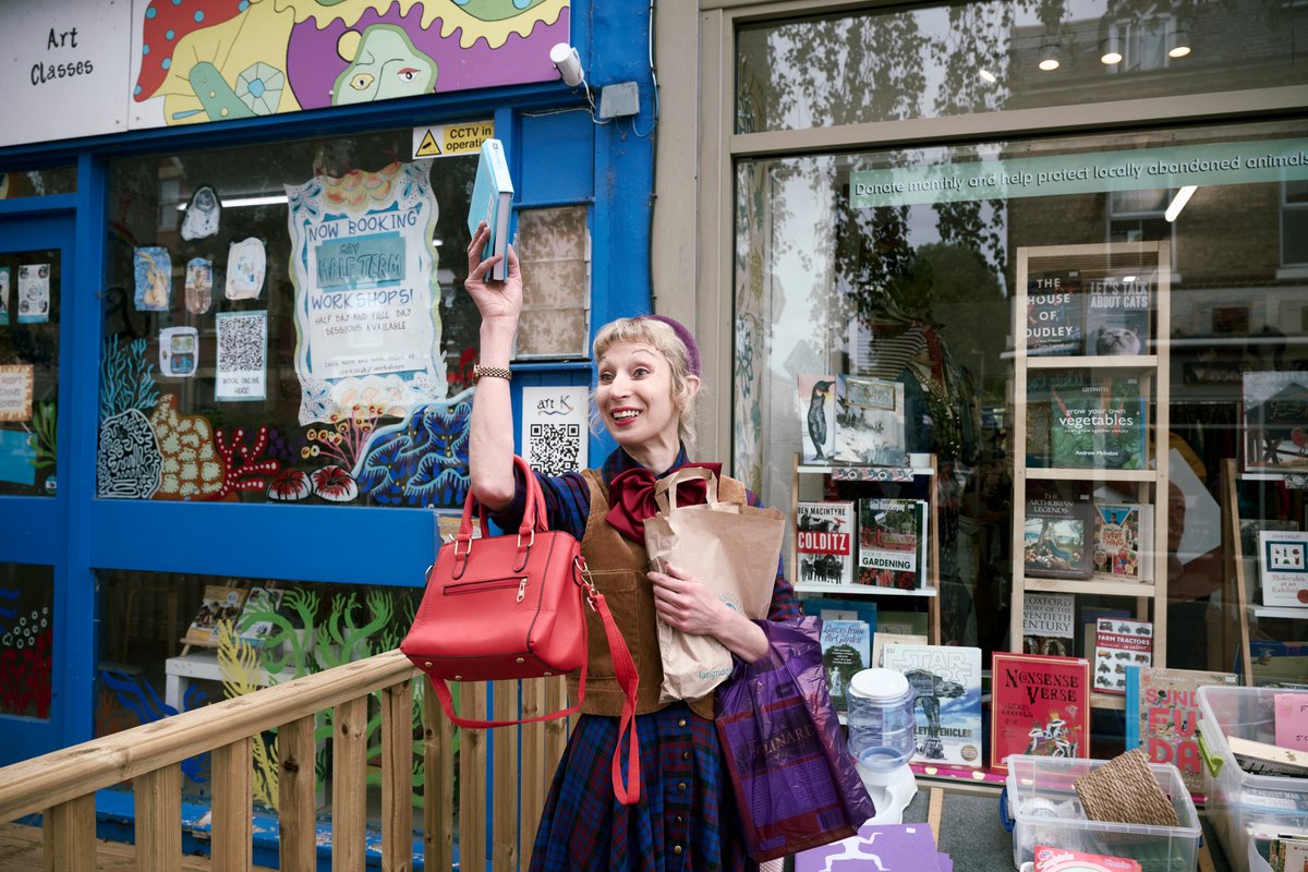She's back! Here's Mrs Hudson in Creation's #Sherlock in #Summertown'

It sold out last time, but its it back for three days. Help #Watson and #Holmes solve a crime on the streets of North #Oxford.

Tickets from the Creation website - creationtheatre.co.uk/show/sherlock/

📷 - Geraint Lewis