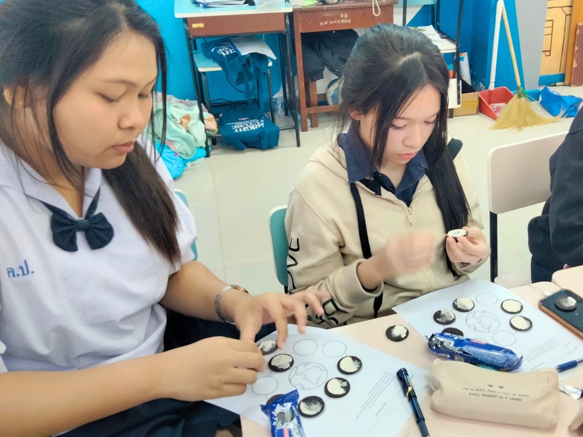 BFITSThailand's tweet image. Not just learning—remembering it too! 🌟 In our KBP BFITS Program, Teacher Bill led our bright students in recreating moon phases using some yummy Oreos! 😋

Definitely fun, hands-on, and unforgettable 🧡 #KBP #BFITSProgram #JoinKBP #ShineWithBFITS #TeachInThailand 🇹🇭