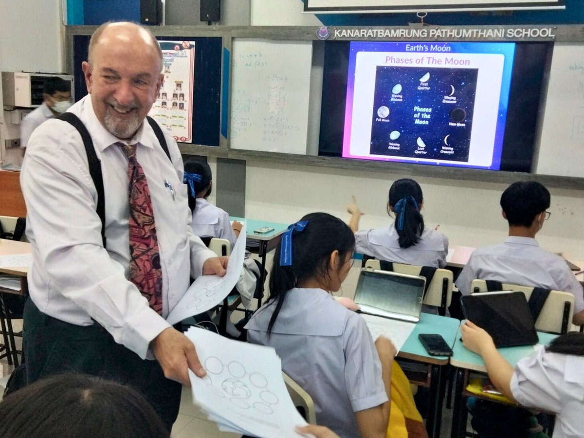 BFITSThailand's tweet image. Not just learning—remembering it too! 🌟 In our KBP BFITS Program, Teacher Bill led our bright students in recreating moon phases using some yummy Oreos! 😋

Definitely fun, hands-on, and unforgettable 🧡 #KBP #BFITSProgram #JoinKBP #ShineWithBFITS #TeachInThailand 🇹🇭
