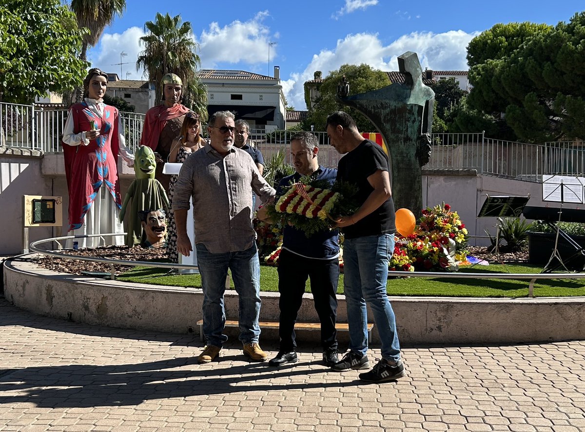 🔴🟡 #Diada #Catalunya #Esparreguera #11deSetembre

<a href="/Teatre_LaPassio/">La Passió d'Esparreguera</a>, <a href="/jxesparreguera/">JuntsXEsparreguera</a> i la <a href="/FEDECULCAT/">La FEDE d'Esparreguera</a>, amb la colla de <a href="/diablesesparreg/">Sant Llagasta</a>,  <a href="/bastomontserrat/">bastonersmontserratí</a>,  <a href="/collabordeus/">Castellers d'Esparreguera</a>, <a href="/GMontserratines/">Gitanes Montserratines</a> i Geganters d'Esparreguera