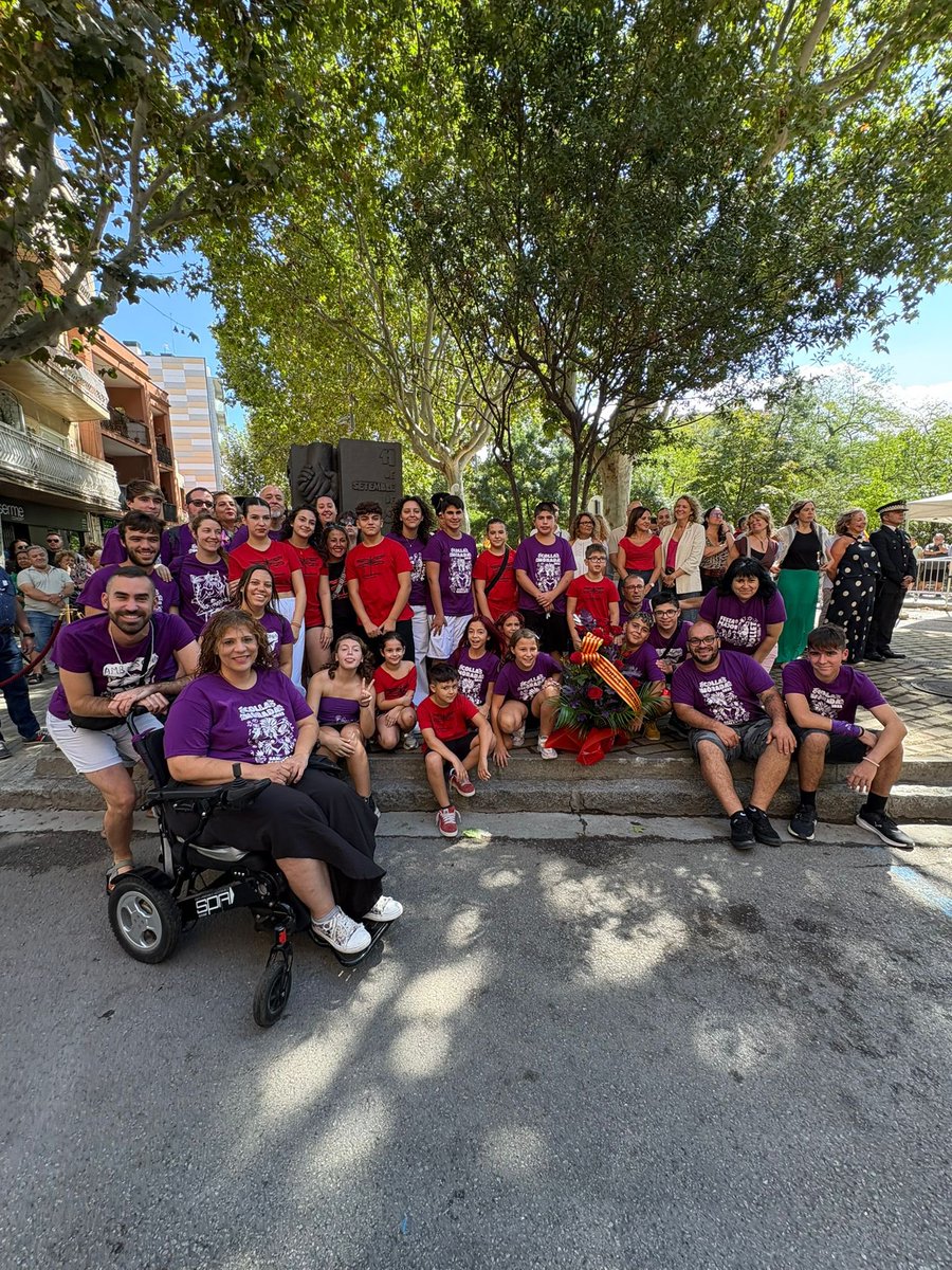 Com ja és tradició, un any més hem participat de l’ofrena floral al monument de Rafael Casanova en motiu de la cel·lebració de la Diada Nacional de Catalunya. 💐💜

Us desitgem a tots/es una bona diada! Visca Catalunya! I visca la Colla Morada!

💛❤️💛❤️💛❤️💛❤️💛