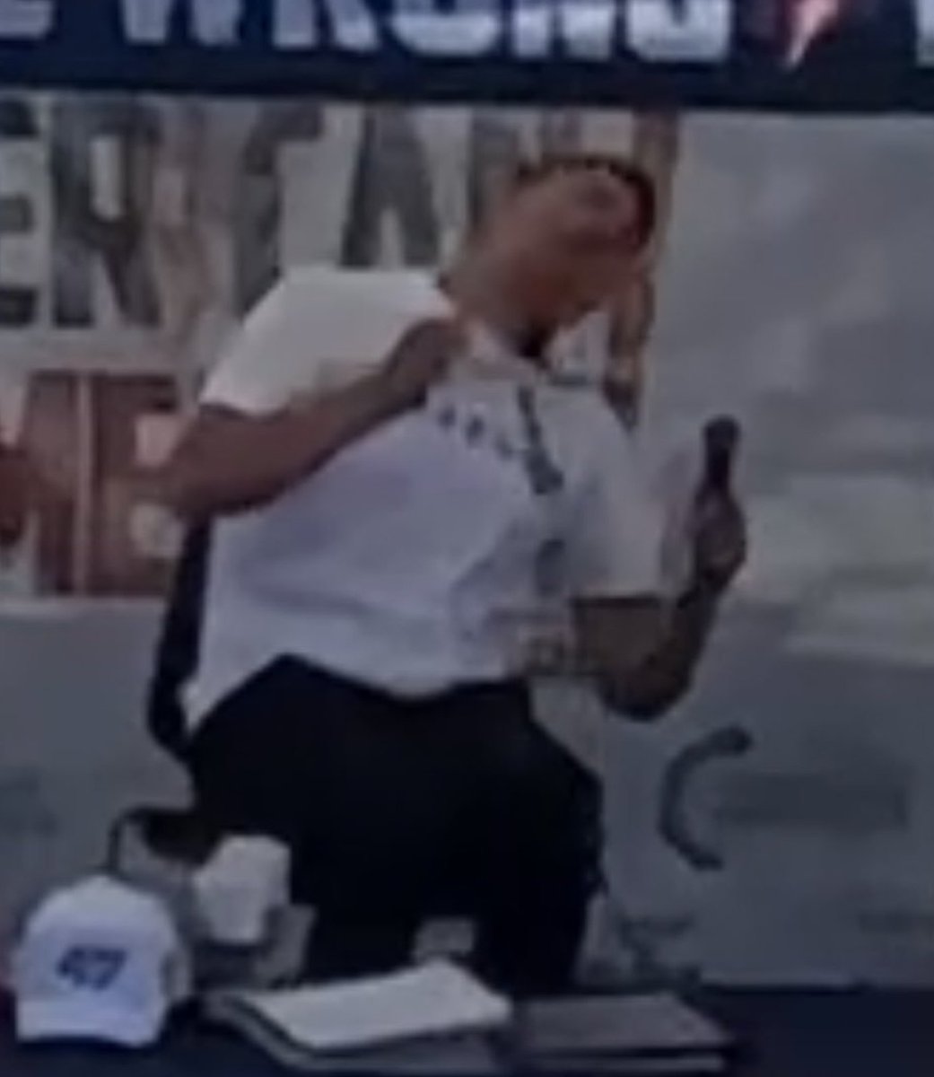 رونالد يسوي كذه وهو بيجيب هدف، بينما أنت وأنت ماخذ خروج نهائي لجهنم.
من الي يبكي الحين؟