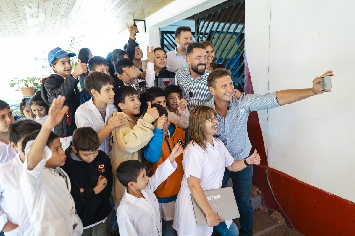 La enseñanza trasciende el aula: transforma comunidades, inspira sueños y abre caminos. Gracias a cada maestro por su compromiso incansable.
 ¡Feliz #DíaDelMaestro! 📚💙

Foto en Colonia Flor - Esc. 378