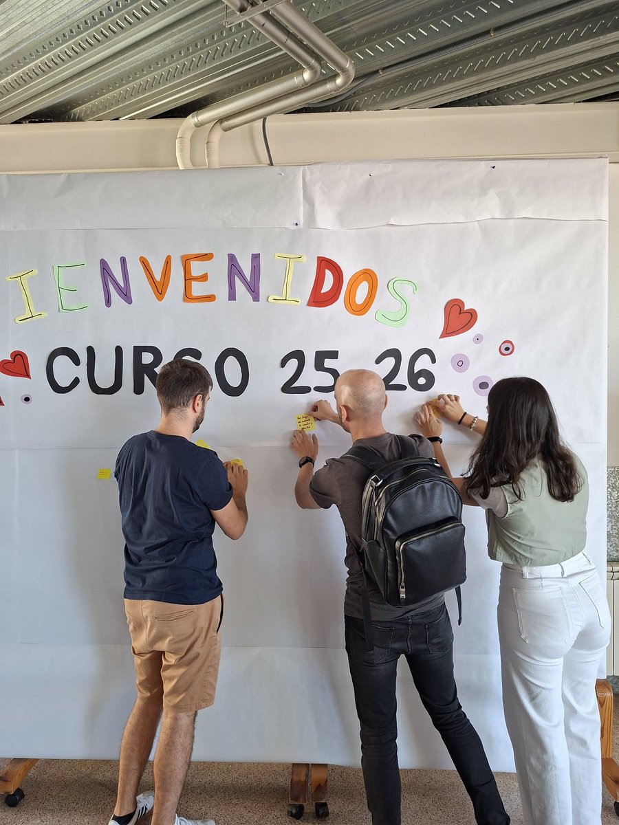 Toda la comunidad educativa del IESO Quercus damos la bienvenida al curso 25/26, expresando nuestros deseos en el panel de entrada...#somosquercus