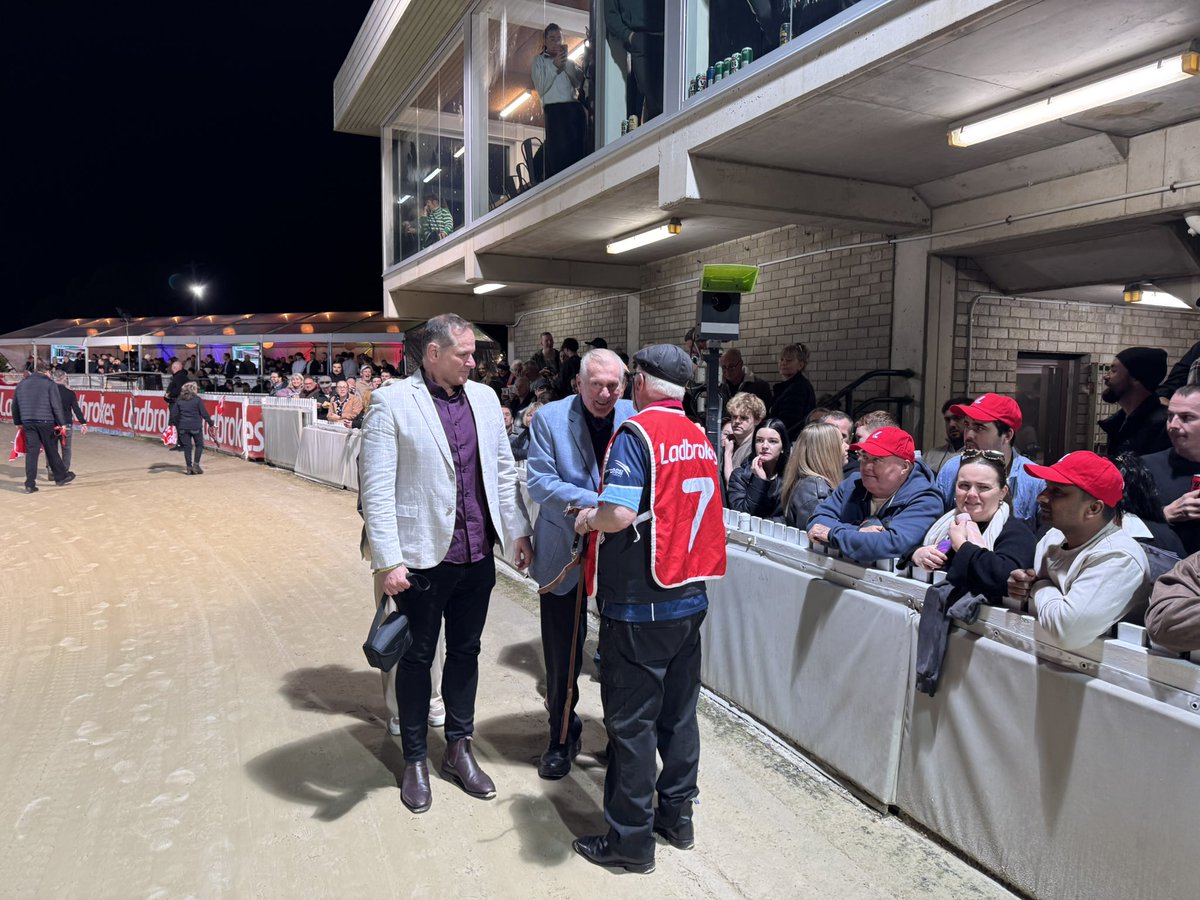 The great man Paul Ambrosoli getting a rockstar reception at Dapto on closing night. Stay tuned for the green light going through to the control tower for the very last time